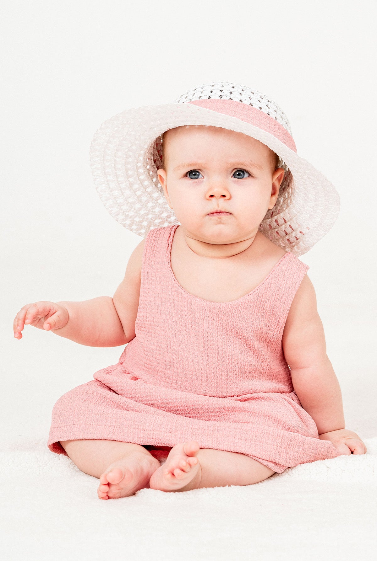 Tatlı Fitilli Şapkalı Fiyonklu Kız Bebek Elbisesi